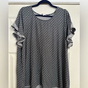 Women’s size 2x short sleeve top. Rose + Olive brand. Very good condition